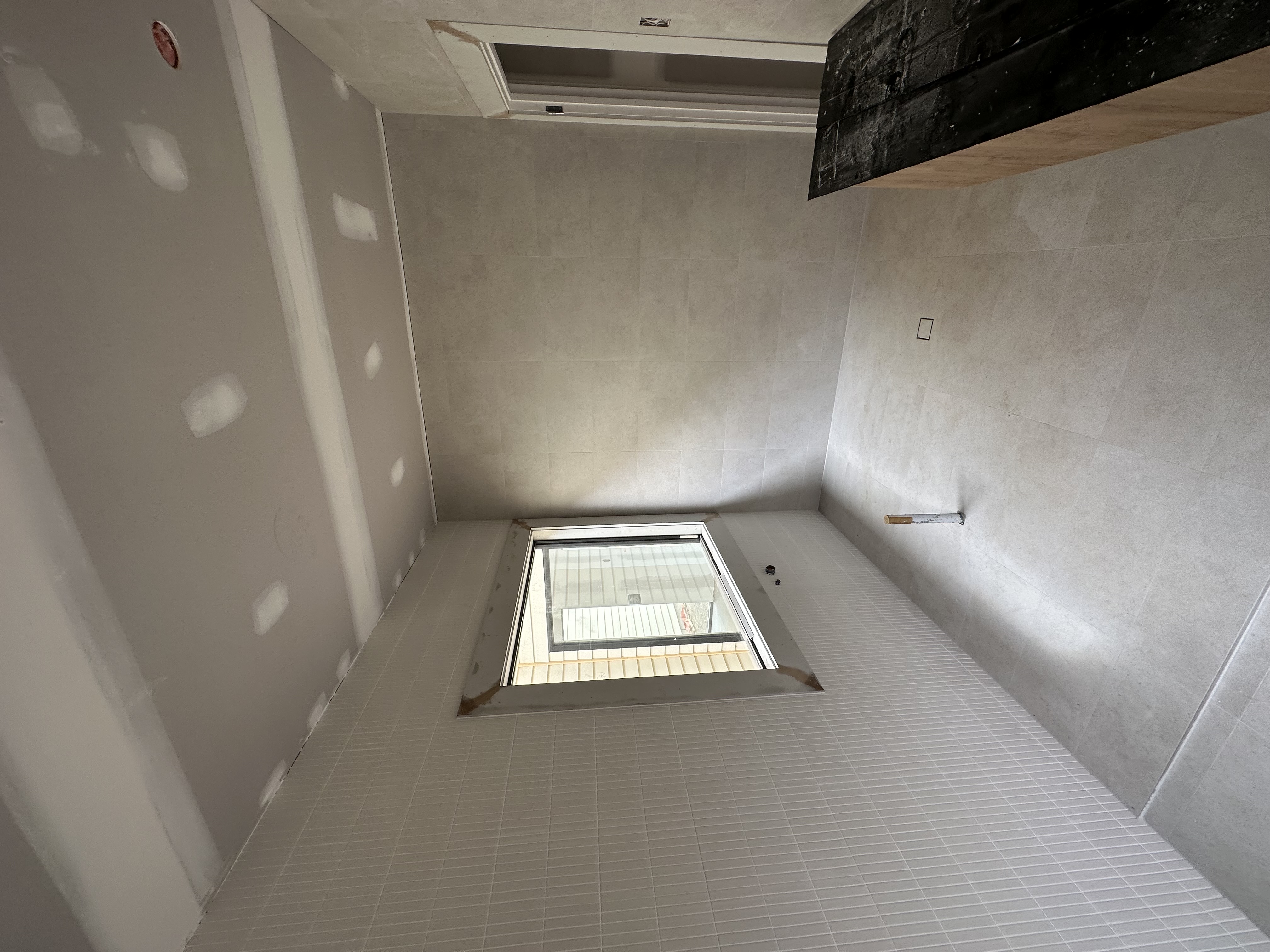 Elegant tile layout with seamless grout lines